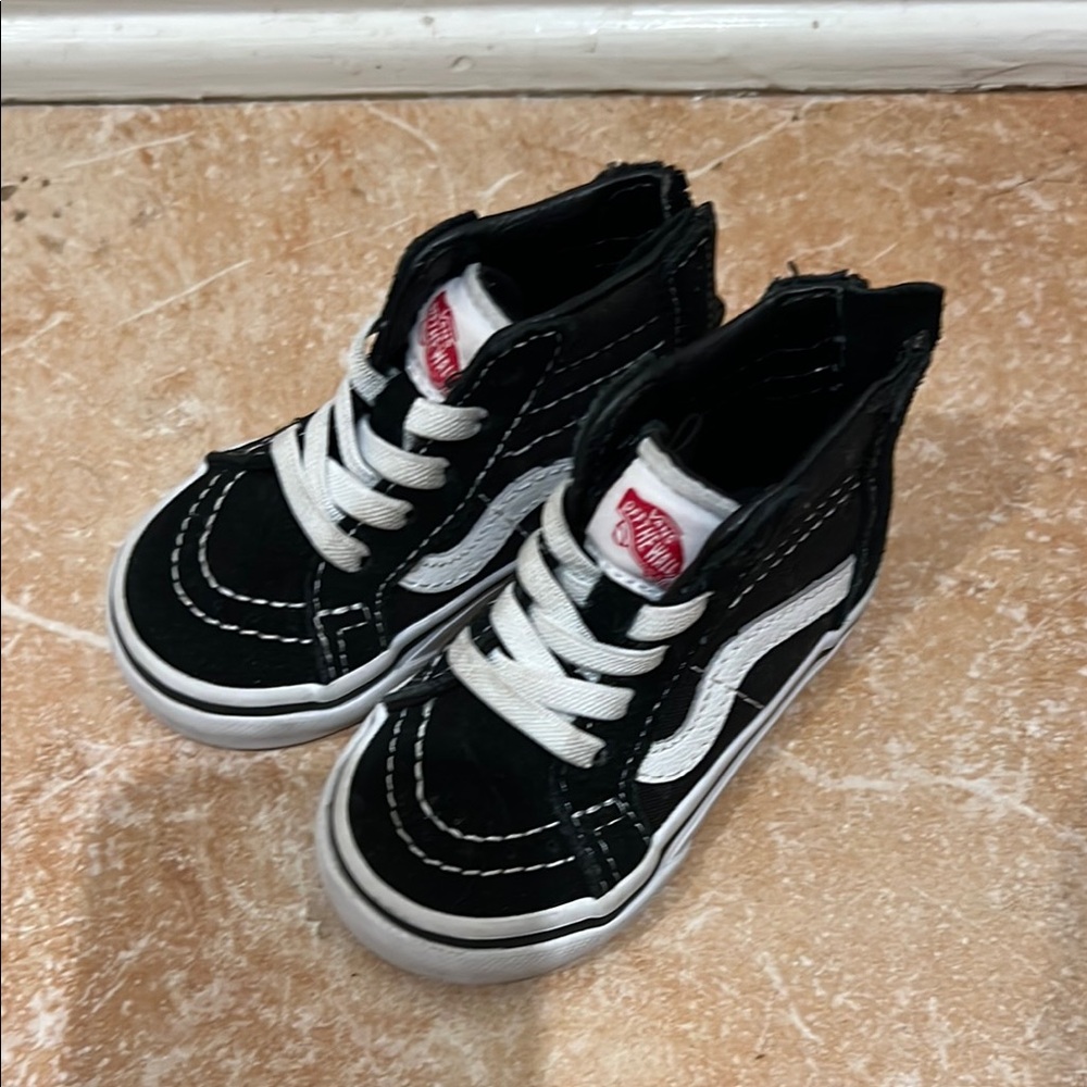Vans Black and White High-Tops trendsetter